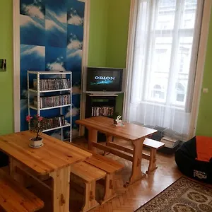 white-rabbit-hostel.inbudapesthotels.com/